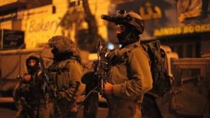 العدو الصهيوني يعتقل 14 فلسطينيا بينهم صيادين وطفل من الضفة وبحر غزة