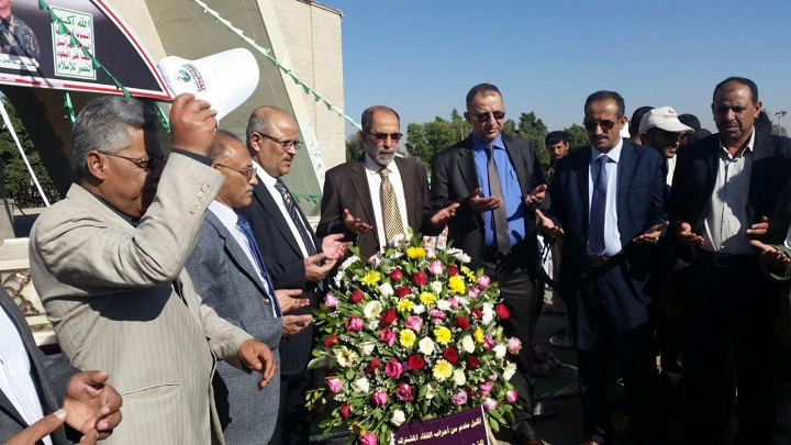 قيادات اللقاء المشترك تضع إكليلا من الزهور على ضريح الرئيس الصماد بمناسبة الذكرى السنوية للشهيد