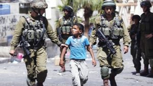 قوات العدو تعتقل طفلا وفتاة فلسطينيين بزعم محاولة طعن قرب الحرم الإبراهيمي