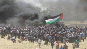 العدو الإسرائيلي يطلق قنابل الغاز المسيل للدموع باتجاه المتظاهرين جنوب قطاع غزة